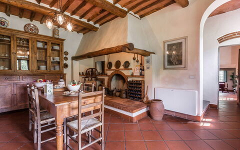 Villa Il Castagno: Meubles, Cuisine, Cabinetry, Étagère, Rayonnage, Placard, Table Cuisine Et Salle A Manger, Comptoir, Plante D'Appartement, Chaise