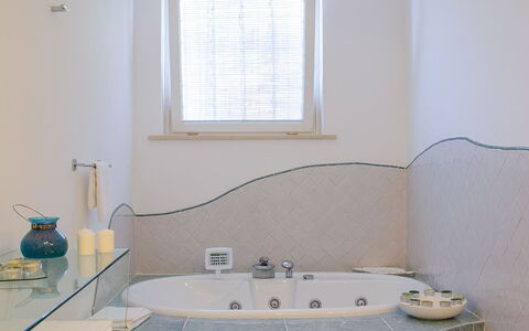 Villa Il Sogno di Praiano: Design Intérieur, Plafond, Sol, Baignoire, Luminaire Plomberie, Sol, Éclairage, Plomberie, Domicile, Salle De Bains