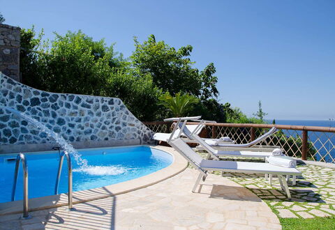 Villa Il Sogno di Praiano: Bleu, Piscine, Mobilier De Jardin, Recours, Parapluie, Eco Hôtel, Loisir, Ombre, Chaise, Tropiques