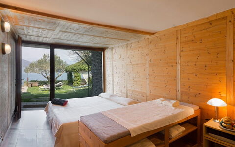 Villa Isa: Bois, Chambre, Dur, Tache De Bois, Planche, Contre-Plaqué, Matériau Naturel, Conception, Lit, Literie