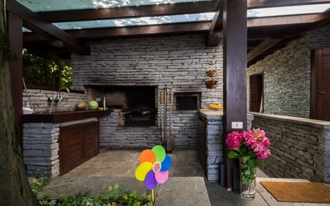 Villa Isa: Bois, Brique, Meubles, Brickwork, Chaise, Jardin, Mur De Pierre, Tache De Bois, Dalle, Table Cuisine Et Salle A Manger