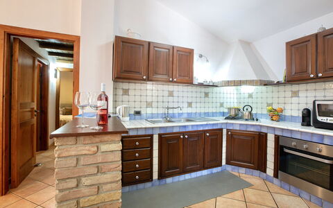 Villa Isabella: Cuisine, Comptoir, Appareil De Cuisine, Design Intérieur, Principaux Appliance, Cabinetry, Meubles, Sol, Plafond, Électroménager
