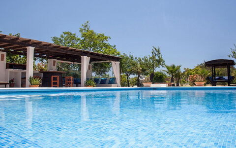 Villa Jardin: Piscine, Bleu, Mobilier De Jardin, Meubles, Recours, Ombre, Loisir, Eco Hôtel, Chaise, Composite