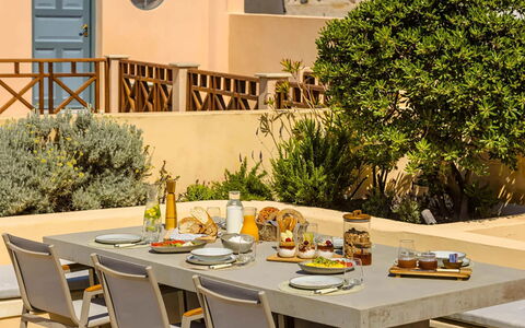 Villa Jasmine: Meubles, Table, Chaise, Mobilier De Jardin, Table Cuisine Et Salle A Manger, Tableau De Plein Air, Restaurant, Plante D'Appartement, Patio, Jardin