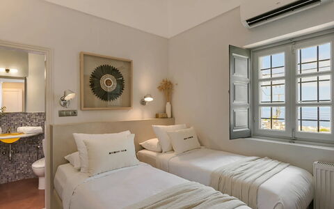 Villa Jasmine: Chambre, Cadre De Lit, Lit, Literie, Appartement, Plafond, Drap De Lit, Oreiller, Hôtel, Throw Pillow