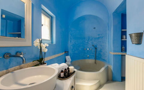 Villa Jasmine: Bleu, Design Intérieur, Plafond, Luminaire Plomberie, Meubles, Sol, Sol, Salle De Bains, Pièce, Baignoire