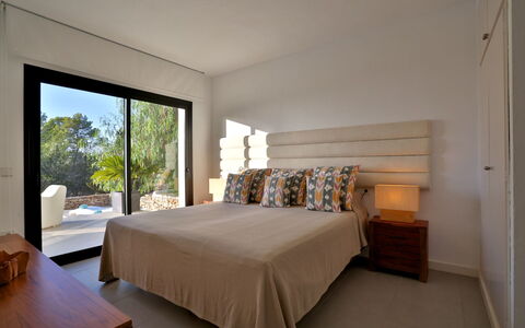 Villa Joya: Meubles, Lit, Chambre, Design Intérieur, Bois, Literie, Drap De Lit, Linge, Pièce, Sol