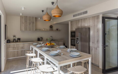 Villa Kiribati: Meubles, Design Intérieur, Sol, Bois, Cuisine, Plafond, Sol, Comptoir, Table Cuisine Et Salle A Manger, Luminaire