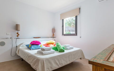 Villa Luanda: Meubles, Design Intérieur, Lit, Chambre, Mur, Sol, Bois, Sol, Plafond, Drap De Lit