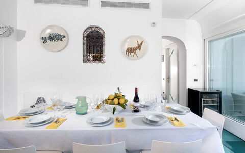 Villa Magnolia: Meubles, Design Intérieur, Table, Vaisselle, Chaise, Plafond, Table Cuisine Et Salle A Manger, Salle À Manger, Éclairage, Domicile