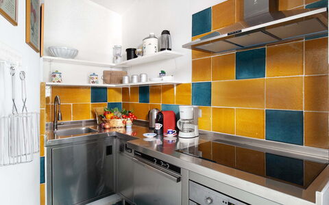 Villa Magnolia: Cuisine, Comptoir, Jaune, Appareil De Cuisine, Sol, Design Intérieur, Sol, Evier, Principaux Appliance, Tuile