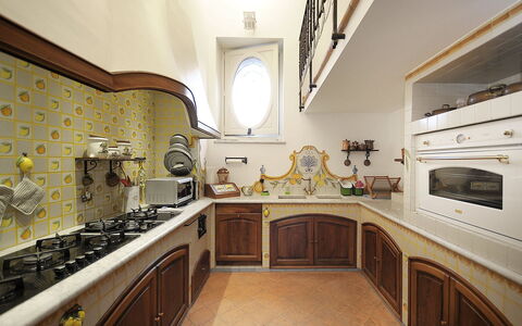 Villa Marion: Cuisine, Design Intérieur, Comptoir, Bois, Sol, Meubles, Cabinetry, Cuisinière, Éclairage, Sol