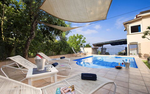 Villa Mouna: Piscine, Mobilier De Jardin, Meubles, Recours, Parapluie, Chaise, Balancelle, Loisir, Ombre, Eco Hôtel