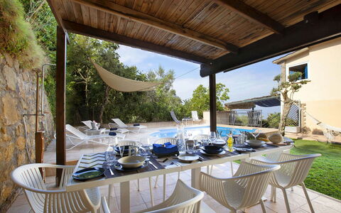 Villa Mouna: Meubles, Chaise, Mobilier De Jardin, Table, Design Intérieur, Recours, Table Cuisine Et Salle A Manger, Ombre, Piscine, Eco Hôtel