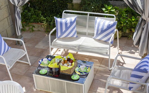 Villa Mouna: Meubles, Mobilier De Jardin, Chaise, Table, Tableau De Plein Air, Jardin, Chaise Pliante, Patio, Plante D'Appartement, Ombre