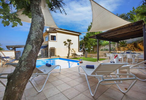 Villa Mouna: Piscine, Ombre, Recours, Chaise, Mobilier De Jardin, Loisir, Biens, Parapluie, Eco Hôtel, Hacienda
