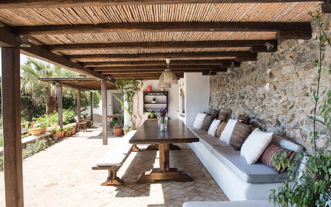 Villa Oasis: Bois, Meubles, Pot De Fleur, Mobilier De Jardin, Faisceau, Plafond, Porche, Dalle, Plante D'Appartement, Chaise