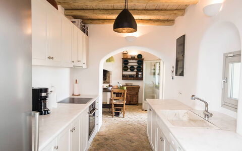Villa Oasis: Design Intérieur, Mur, Sol, Meubles, Comptoir, Plafond, Cabinetry, Cuisine, Sol, Éclairage