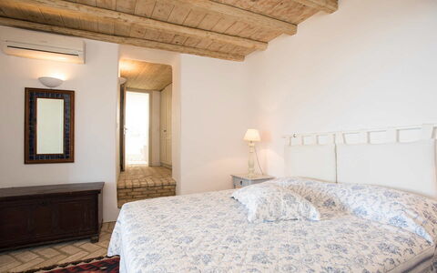 Villa Oasis: Lit, Chambre, Meubles, Mur, Sol, Sol, Design Intérieur, Drap De Lit, Literie, Bois