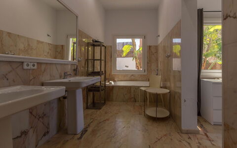 Villa Orion: Sol, Sol, Luminaire Plomberie, Tuile, Salle De Bains, Évier, Plomberie, Plante D'Appartement, Toilette