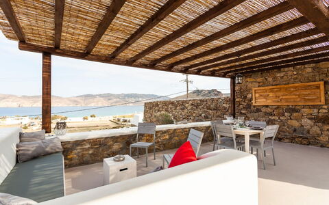 Villa Paradeisos: Sol, Design Intérieur, Meubles, Sol, Plafond, Chaise, Ombre, Salon, Canapé