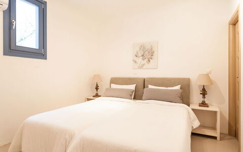 Villa Paradeisos: Meubles, Lit, Chambre, Design Intérieur, Mur, Literie, Drap De Lit, Bois, Sol, Pièce