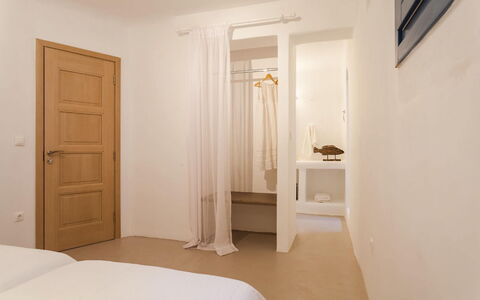 Villa Paradeisos: Design Intérieur, Mur, Meubles, Bois, Sol, Sol, Plafond, Chambre, Lit, Pièce