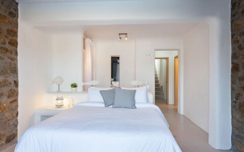 Villa Paradeisos: Mur, Design Intérieur, Chambre, Lit, Meubles, Plafond, Domicile, Éclairage, Literie, Pièce