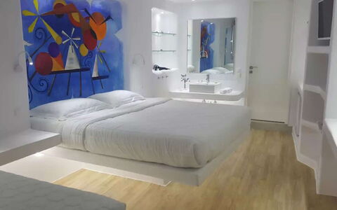 Villa Pirgi: Chambre, Lit, Design Intérieur, Meubles, Drap De Lit, Literie, Plafond, Sol, Sol, Appartement
