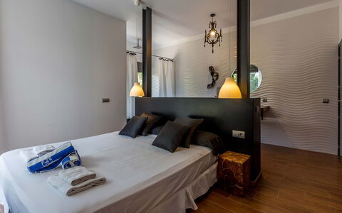 Villa Roja: Design Intérieur, Lit, Chambre, Meubles, Mur, Sol, Sol, Bois, Plafond, Pièce