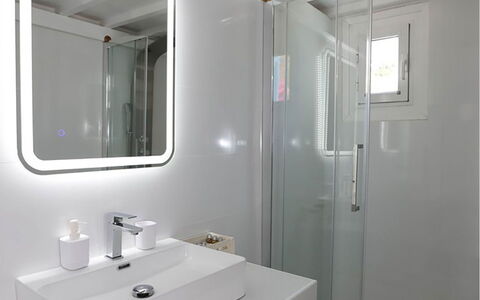 Villa Rose 1: Luminaire Plomberie, Évier, Lavabo, Salle De Bains, Design Intérieur, Robinet, Plomberie, Sol, Plafond, Miroir