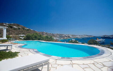 Villa Rose 2: Bleu, Piscine, Recours, Mobilier De Jardin, Côte, Cotiers Et Relief Océaniques, Mer, Chaise, Océan