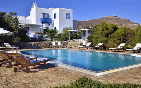 Villa Sesilia: Bleu, Piscine, Recours, Meubles, Chaise, Mobilier De Jardin, Eco Hôtel, Table Cuisine Et Salle A Manger, Villa, Biens