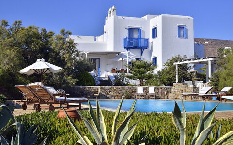 Villa Sesilia: Bleu, Recours, Piscine, Chaise, Meubles, Mobilier De Jardin, Table Cuisine Et Salle A Manger, Restaurant, Eco Hôtel, Hôtel