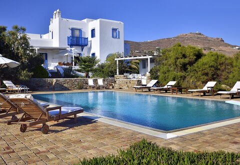 Villa Sesilia: Bleu, Piscine, Recours, Meubles, Chaise, Mobilier De Jardin, Eco Hôtel, Table Cuisine Et Salle A Manger, Villa, Biens