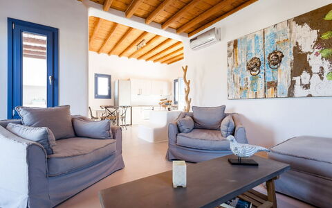 Villa Smaràgdi: Meubles, Design Intérieur, Canapé, Bois, Sol, Sol, Chaise, Table, Salon, Appartement