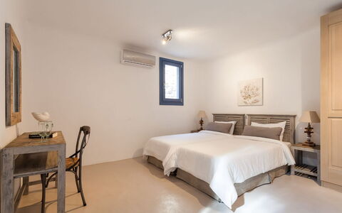 Villa Smaràgdi: Meubles, Design Intérieur, Sol, Sol, Bois, Plafond, Chambre, Lit, Pièce, Éclairage