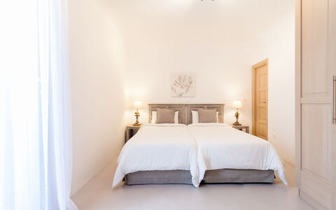 Villa Smaràgdi: Meubles, Design Intérieur, Lit, Chambre, Bois, Sol, Sol, Pièce, Plafond, Literie