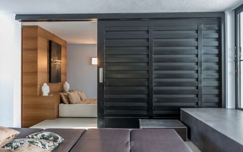 Villa Tomsk: Meubles, Design Intérieur, Sol, Bois, Sol, Éclairage, Lit, Porte, Pièce, Chambre