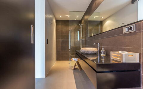 Villa Tomsk: Design Intérieur, Sol, Mur, Luminaire Plomberie, Salle De Bains, Sol, Armoire De Toilette, Plafond, Luminaire, Évier