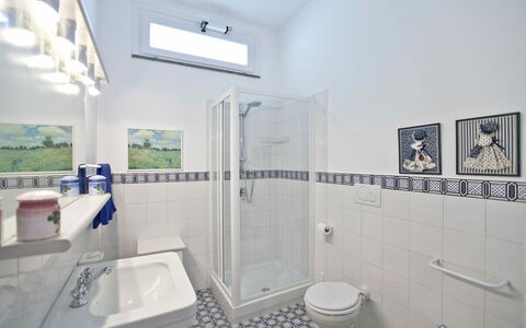 Villa Torre del Sole: Sol, Sol, Design Intérieur, Luminaire Plomberie, Salle De Bains, Tuile, Plomberie, Plafond, Toilette, Pièce