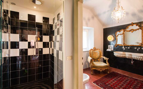 Villa Traversi: Design Intérieur, Luminaire Plomberie, Sol, Salle De Bains, Sol, Baignoire, Éclairage, Plafond, Plomberie, Robinet