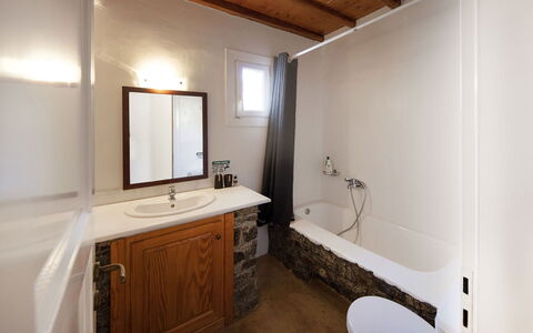 Villa Tychi: Salle De Bains, Luminaire Plomberie, Sol, Design Intérieur, Mur, Sol, Lavabo, Évier, Robinet, Plafond