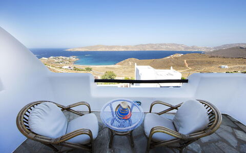 Villa Tychi: Chaise, Ombre, Balcon, Villa, Mobilier De Jardin, Recours, Appartement Penthouse, Hôtel, Table Basse