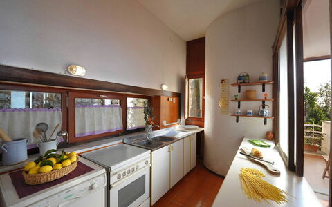 Villa Valeria: Bois, Cuisine, Design Intérieur, Comptoir, Sol, Plafond, Pièce, Tache De Bois, Appareil De Cuisine, Luminaire