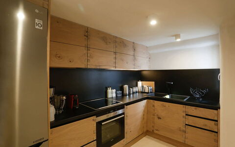 Villa Veneta: Comptoir, Cuisine, Meubles, Sol, Bois, Cabinetry, Design Intérieur, Appareil De Cuisine, Sol, Pièce