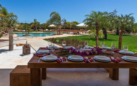Villa Violet: Recours, Jardin, Ombre, Mobilier De Jardin, Chaise, Piscine, Aménagement Paysager, Parapluie, Eco Hôtel