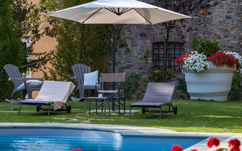 Villa Vorno: Parapluie, Meubles, Mobilier De Jardin, Piscine, Chaise, Tableau De Plein Air, Balancelle, Ombre, Table, Patio