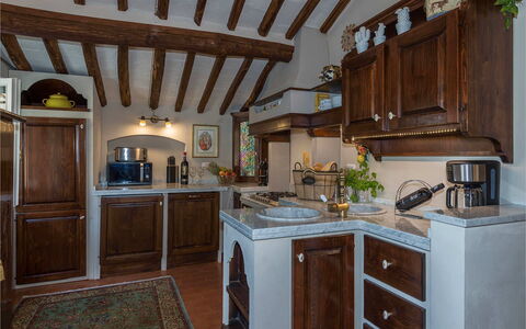 Villa Vorno: Cuisine, Meubles, Cabinetry, Design Intérieur, Comptoir, Bois, Appareil De Cuisine, Sol, Placard, Éclairage