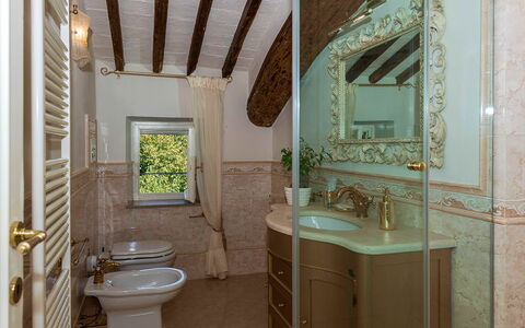 Villa Vorno: Mur, Luminaire Plomberie, Lavabo, Design Intérieur, Salle De Bains, Évier, Sol, Robinet, Plomberie, Sol